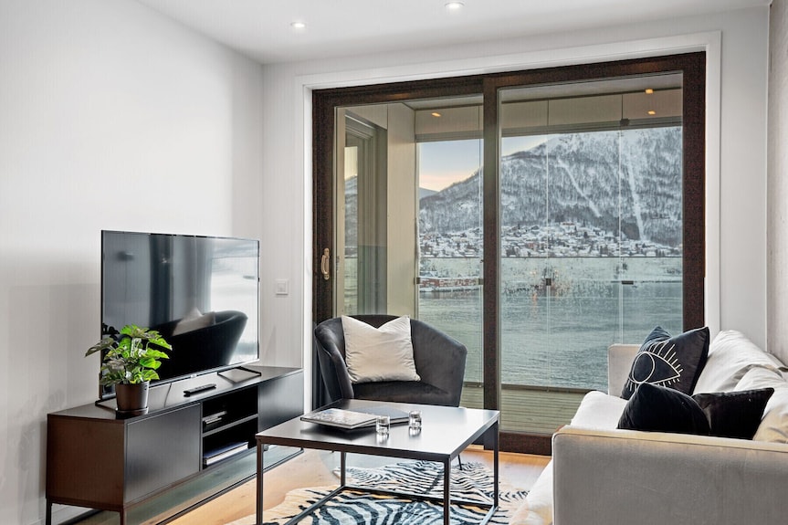 Arctic Panorama Waterfront Apartment - Tromsø