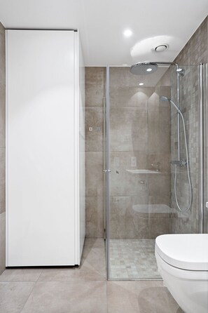 Shower, hair dryer, towels - Arctic Panorama Waterfront Apartment (Tromsø)