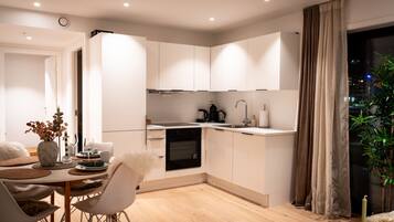 Fridge, oven, dishwasher, coffee/tea maker
