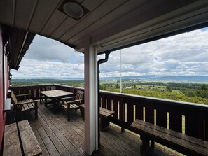 Outdoor dining - Red Cross Cabin at Golsfjellet – Spacious mountain lodge (Gol)