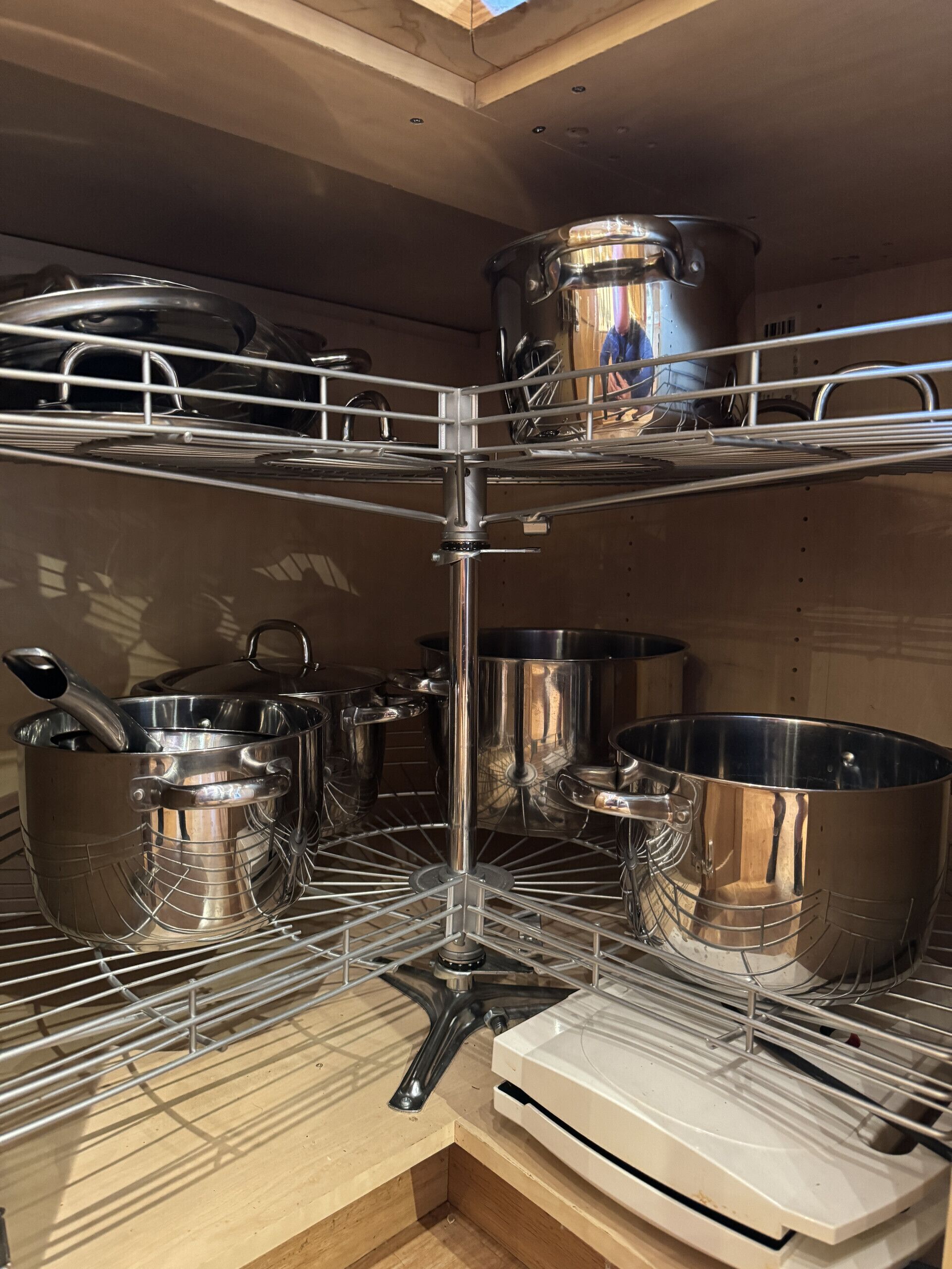 Eine Küche mit einem Metallregal für Töpfe und Pfannen.