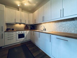 Kühlschrank, Ofen, Geschirrspüler, Wasserkocher mit Kaffee-/Teezubehör