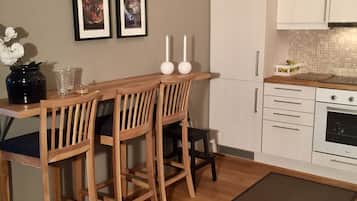 Fridge, oven, dishwasher, coffee/tea maker