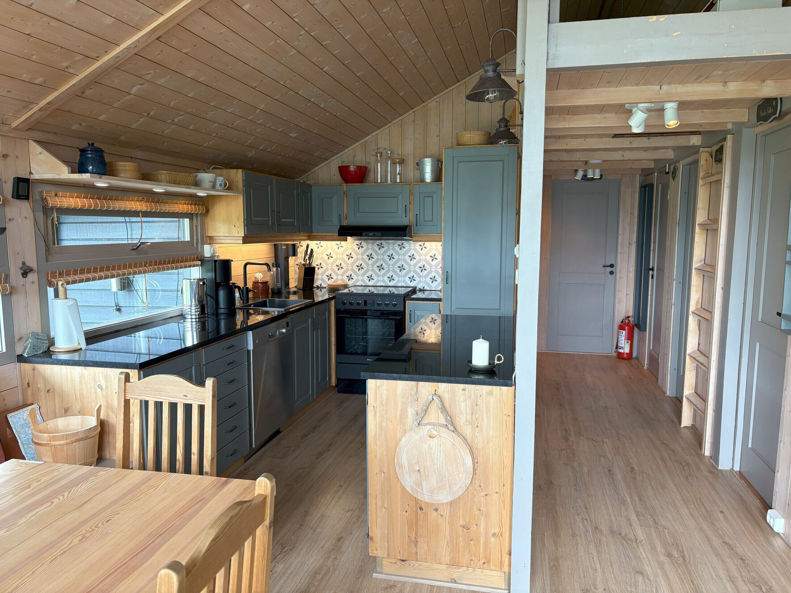 Fridge, oven, dishwasher, coffee/tea maker