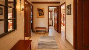 A hallway with wooden walls, a bench, and a rug. - Briskebu, cosy cabin by ski slopes (Hol)