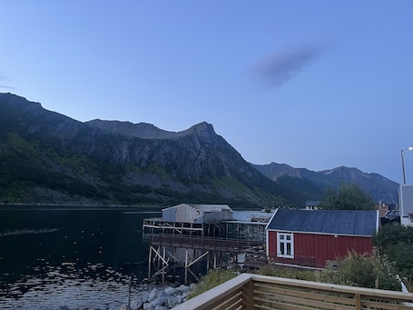 Property grounds. Fantastisk hus med sjøtomt i Gryllefjord