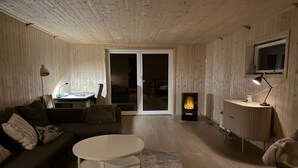 Una sala de estar acogedora con un sofá, una mesa de centro y una chimenea.