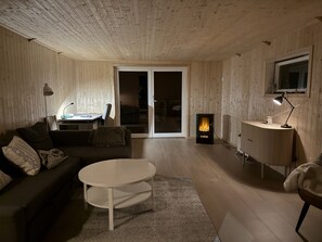 TV, fireplace - Fantastisk hus med sjøtomt i Gryllefjord (Senja)