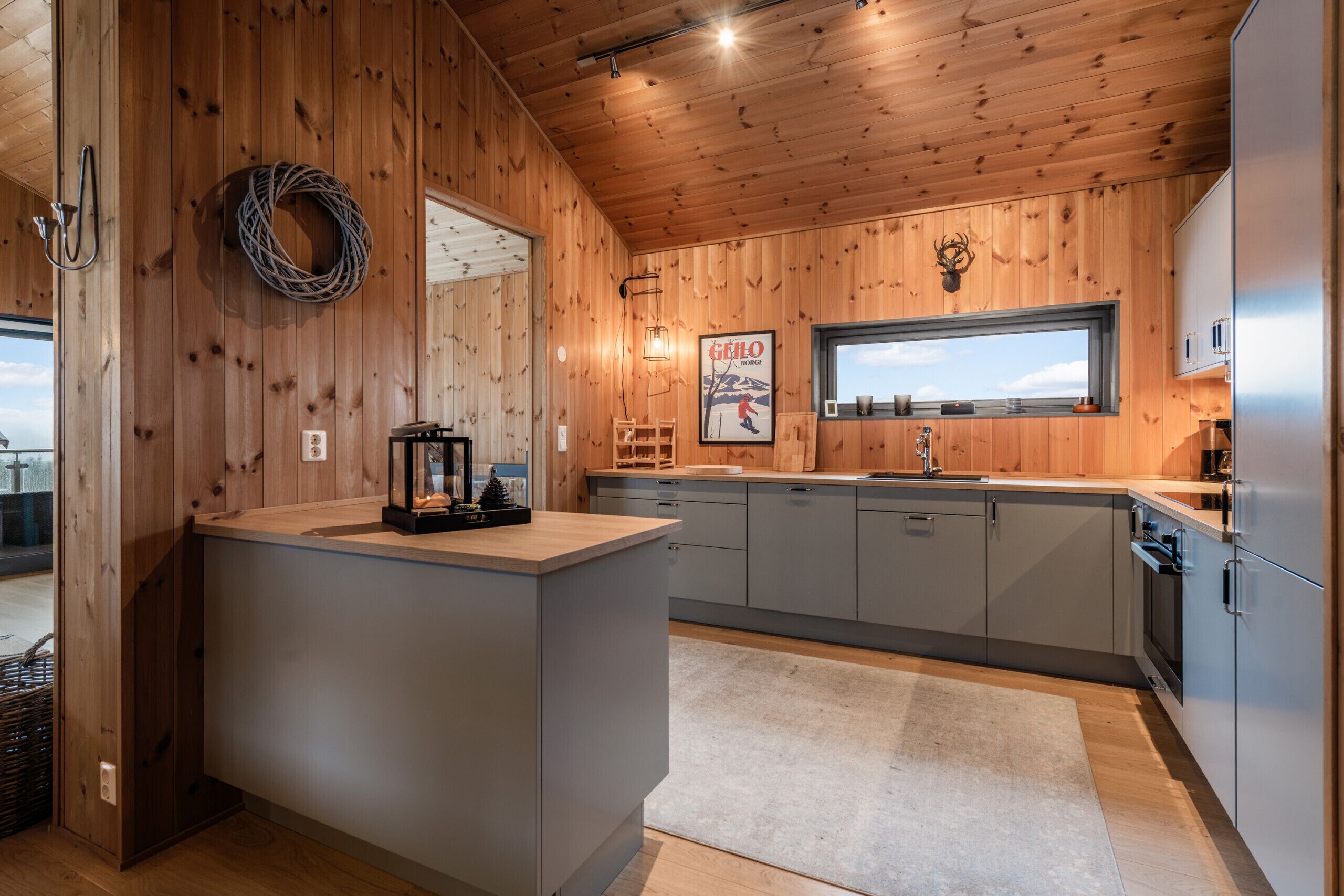 Kühlschrank, Ofen, Geschirrspüler, Wasserkocher mit Kaffee-/Teezubehör