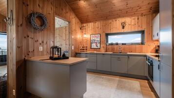 Kühlschrank, Ofen, Geschirrspüler, Wasserkocher mit Kaffee-/Teezubehör