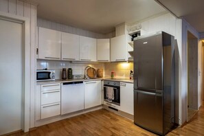 Refrigerador, horno, lavavajillas y cafetera y tetera 
