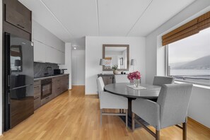 Fridge, microwave, oven, dishwasher - Centrally located apartment in Tromsø (Tromsø)