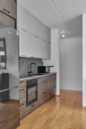 Fridge, microwave, oven, dishwasher - Centrally located apartment in Tromsø (Tromsø)