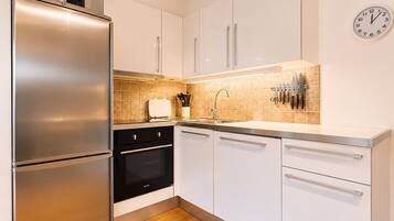 Fridge, oven, dishwasher, coffee/tea maker