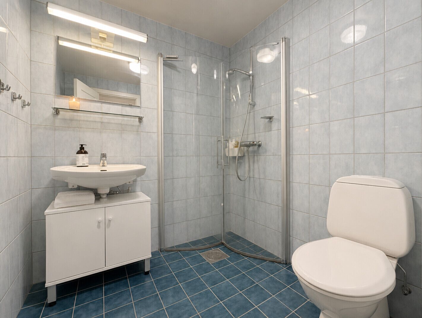 Een douche, een haardroger, handdoeken