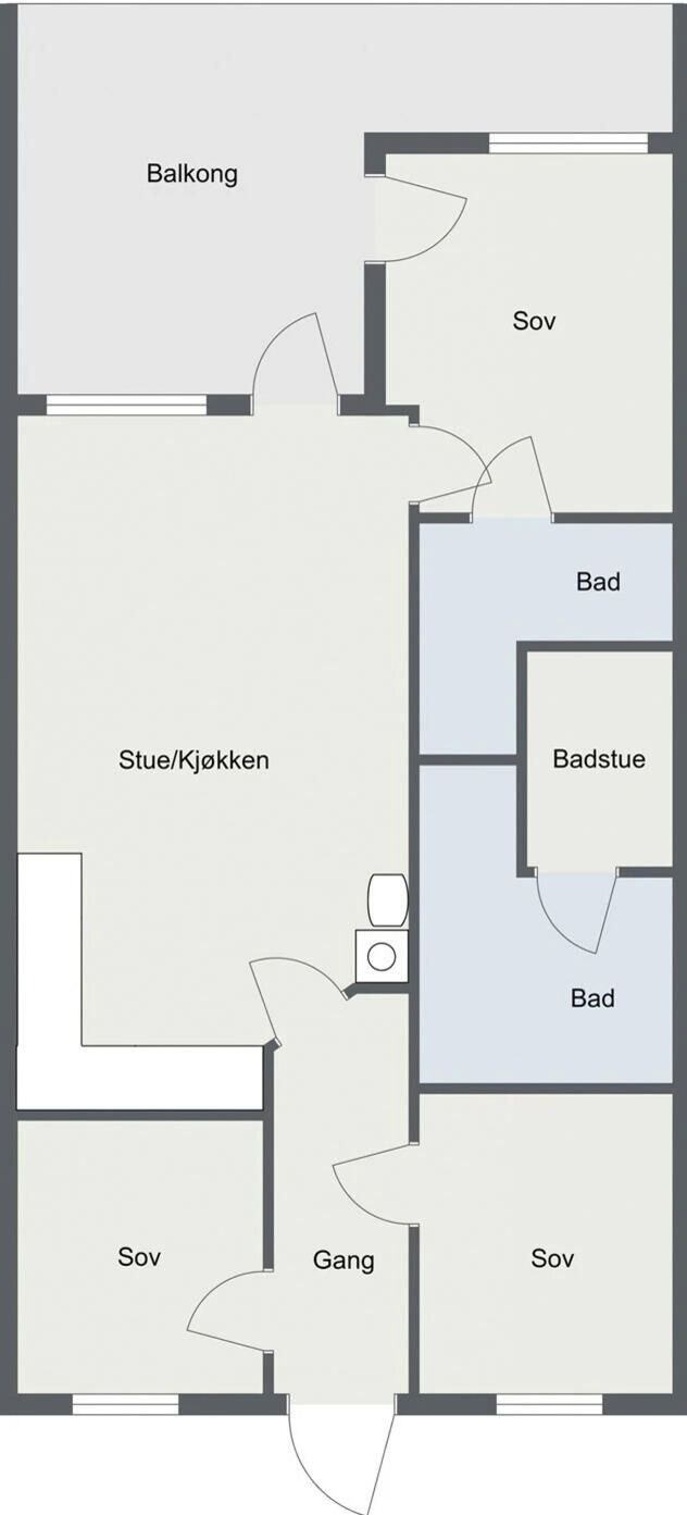 Plànol d'una planta amb un balcó, dues habitacions indicades com 'Sov', un bany anomenat 'Badstue', una zona de cuina i un saló etiquetat com 'Stue/Kjokken'.
