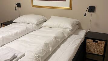 Tabla de planchar con plancha, wifi gratis y ropa de cama