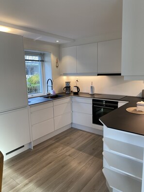 Fridge, oven, dishwasher, coffee/tea maker