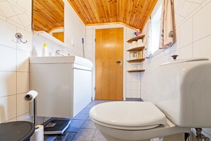Shower, towels - Cosy house just a short distance from Unstad (Vestvågøy)