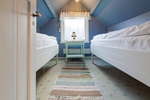 Free WiFi, bed sheets - Cosy house just a short distance from Unstad (Vestvågøy)