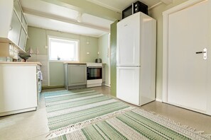 Kühlschrank, Ofen, Geschirrspüler, Wasserkocher mit Kaffee-/Teezubehör