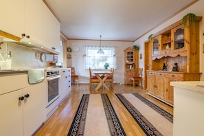 Fridge, microwave, oven, dishwasher - Valen Retro Home, Reine (Moskenes)