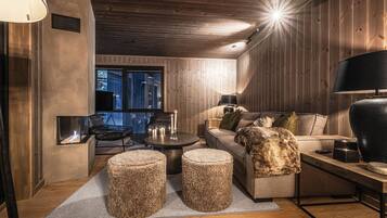 Una televisión, una chimenea