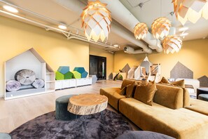 A modern interior with a sofa, round wooden table, and unique hanging lamps. - Brand new luxury apartment by the slopes, Hemsedal (Hemsedal)
