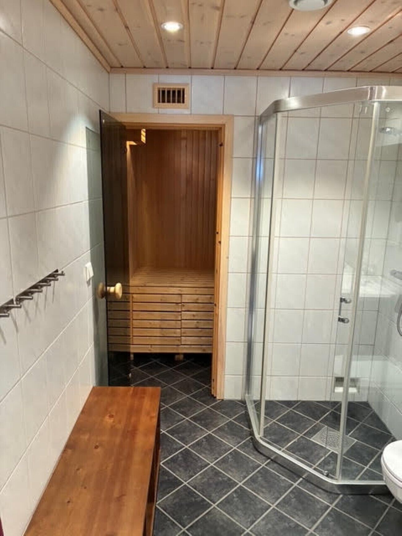 Een douche, handdoeken