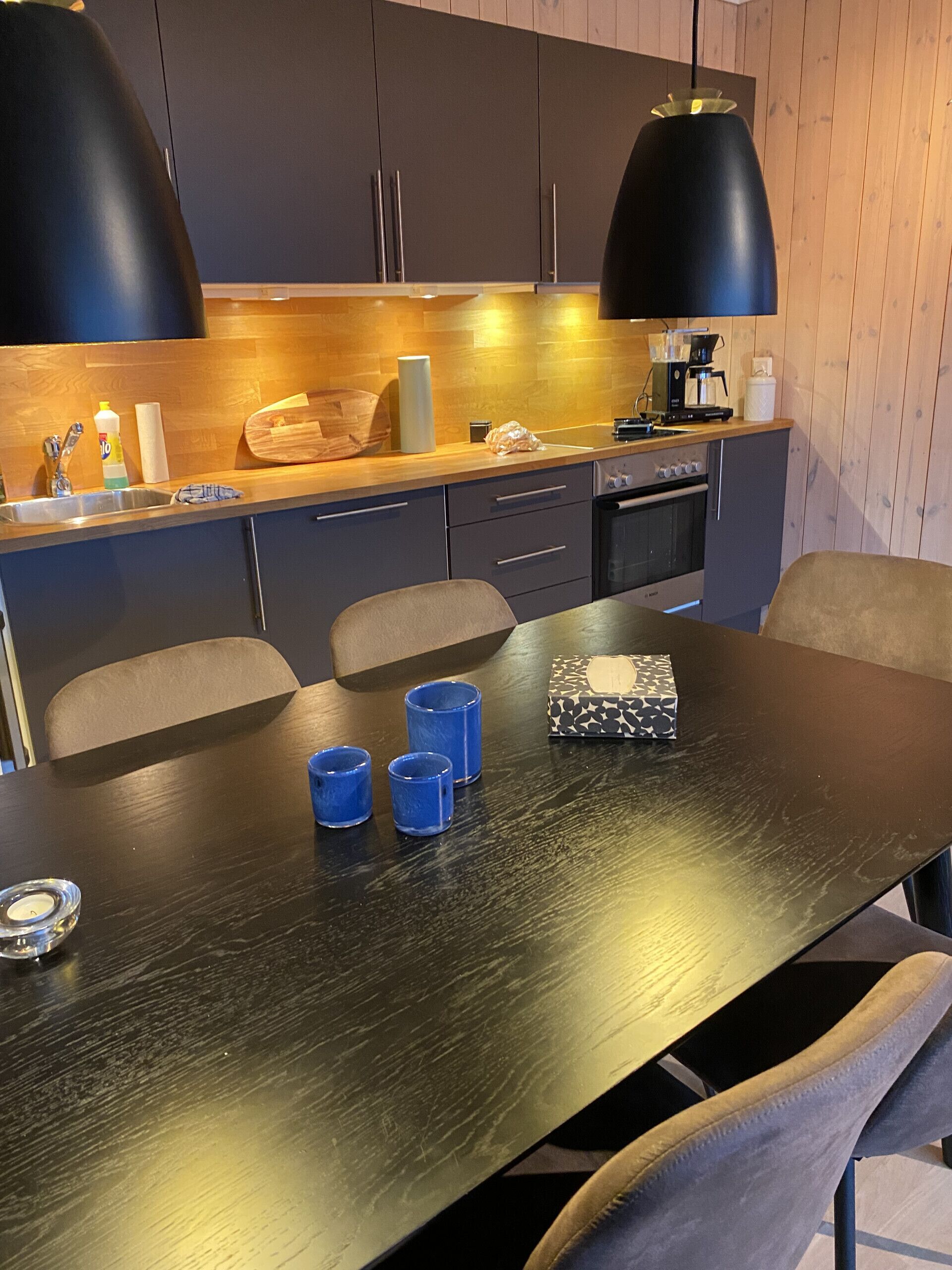 Réfrigérateur, un four, lave-vaisselle, cafetière-théière