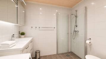 Een douche, een haardroger, handdoeken