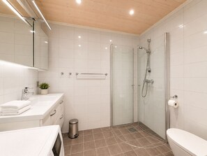 A modern bathroom with a shower, toilet, and sink. - Apartment in the Center of Geilo (Hol)