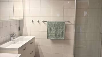 Dusj, hårføner og håndklær