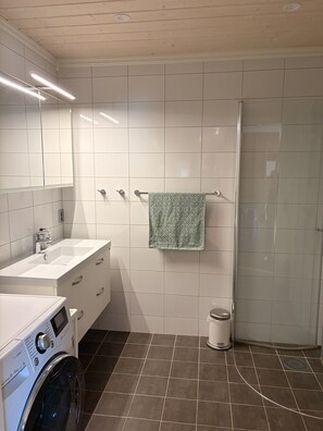 Suihku, hiustenkuivaaja, pyyhkeet