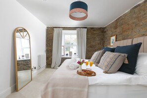 4 bedrooms, desk, iron/ironing board, WiFi - 1 The Old Corn Store, St Agnes – Sleeps 8 – Terrace – Dog Friendly (St Agnes)