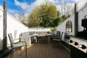 Outdoor dining - 1 The Old Corn Store, St Agnes – Sleeps 8 – Terrace – Dog Friendly (St Agnes)