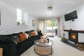 TV, fireplace - 1 The Old Corn Store, St Agnes – Sleeps 8 – Terrace – Dog Friendly (St Agnes)