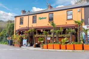 Exterior - 1 The Old Corn Store, St Agnes – Sleeps 8 – Terrace – Dog Friendly (St Agnes)