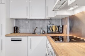 Een koelkast, een magnetron, een oven, een vaatwasser