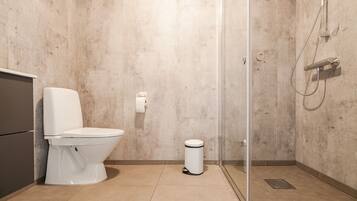Een douche, een haardroger, handdoeken