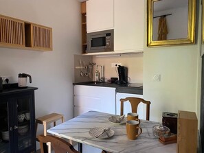 Kühlschrank, Mikrowelle, Herdplatte, Geschirrspüler