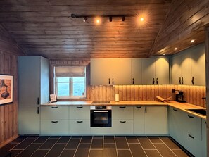Kühlschrank, Ofen, Geschirrspüler, Wasserkocher mit Kaffee-/Teezubehör
