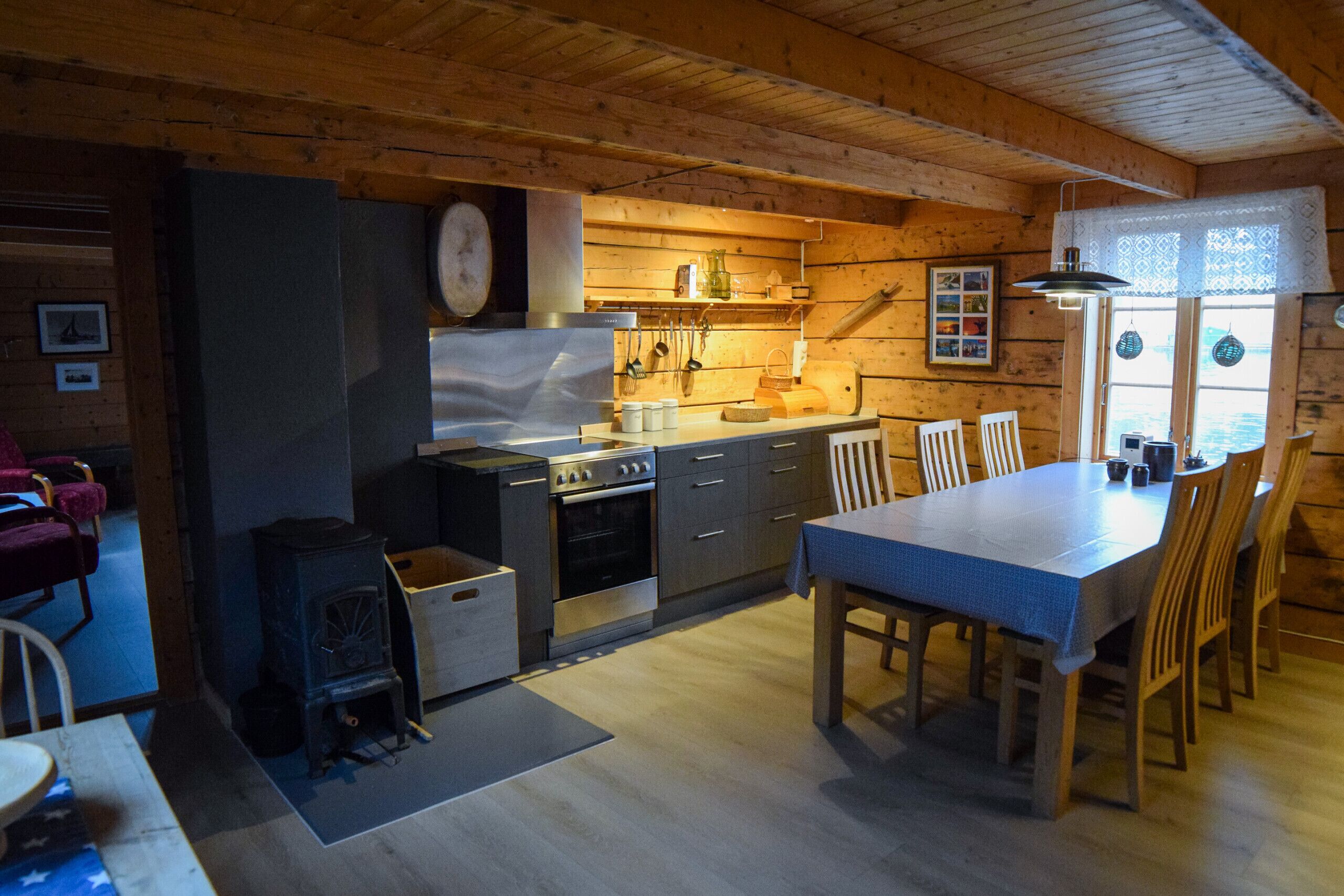 Kylskåp, ugn, diskmaskin och kaffe- och tebryggare