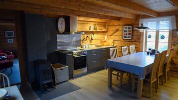 Kylskåp, ugn, diskmaskin och kaffe- och tebryggare