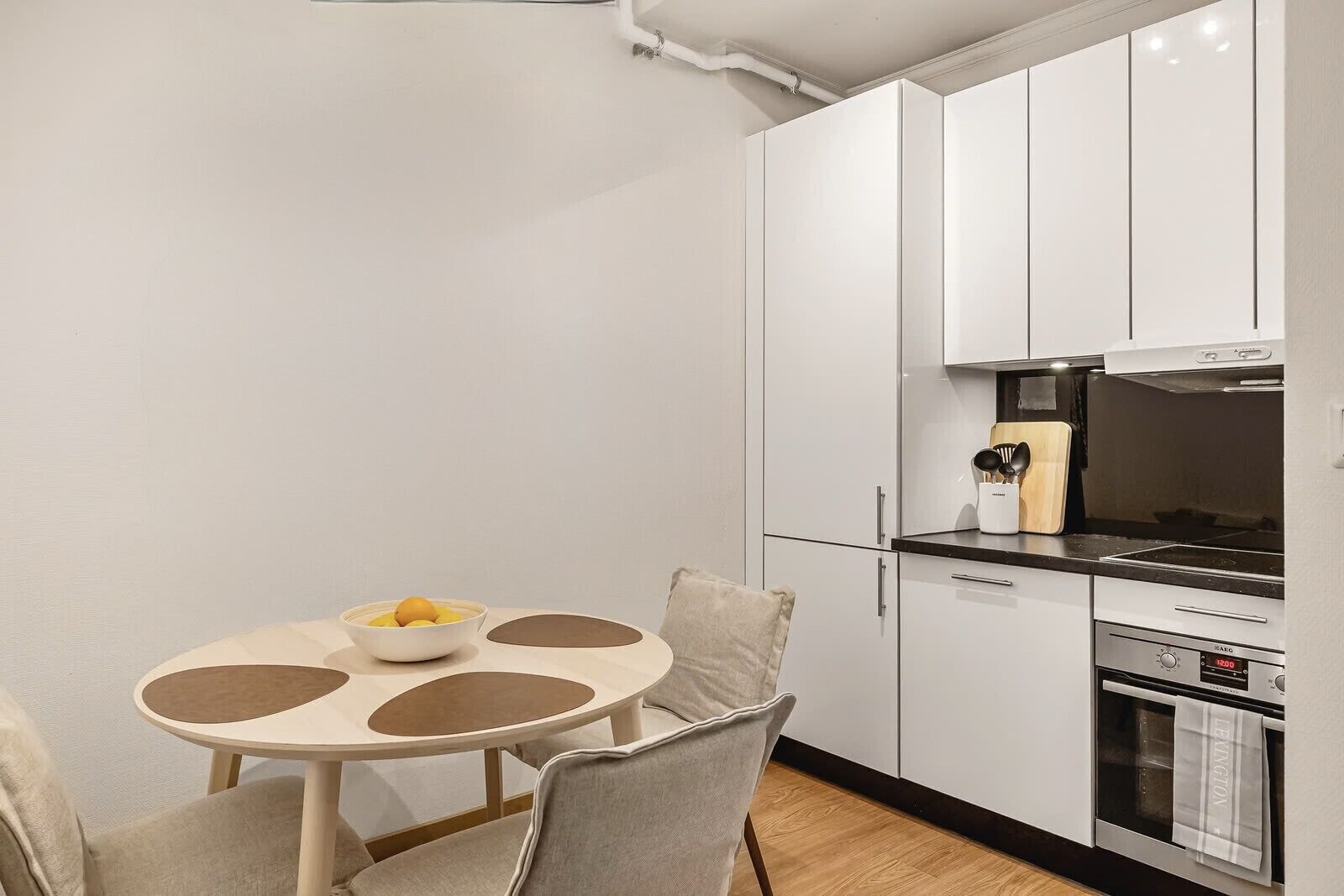 Fridge, oven, dishwasher, coffee/tea maker