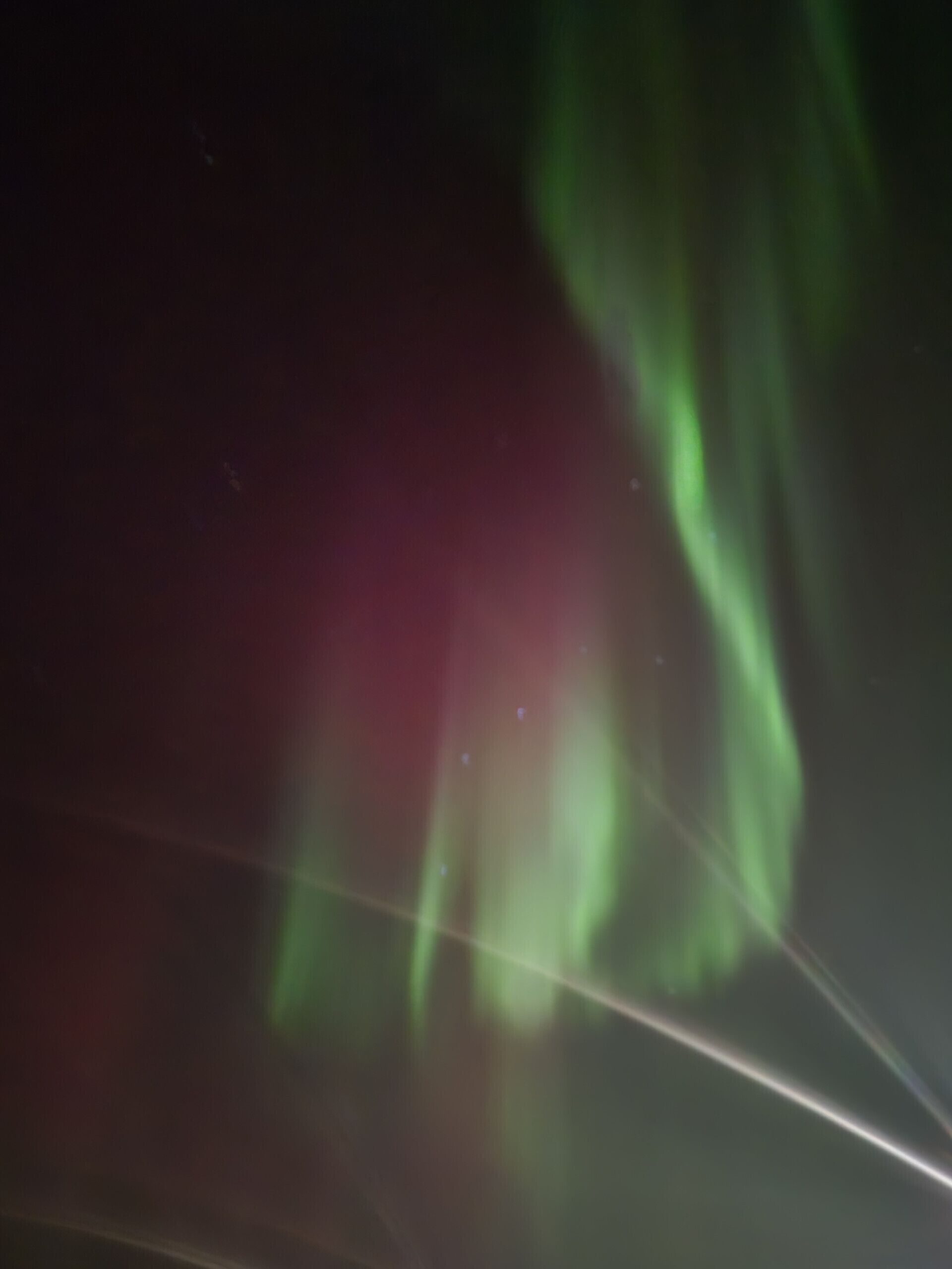 Cielo nocturno con luces de aurora verdes.