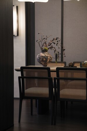 Luxury Room, Berbilang Katil | Bar mini percuma, seterika/papan seterika, Wi-fi percuma, cadar katil 