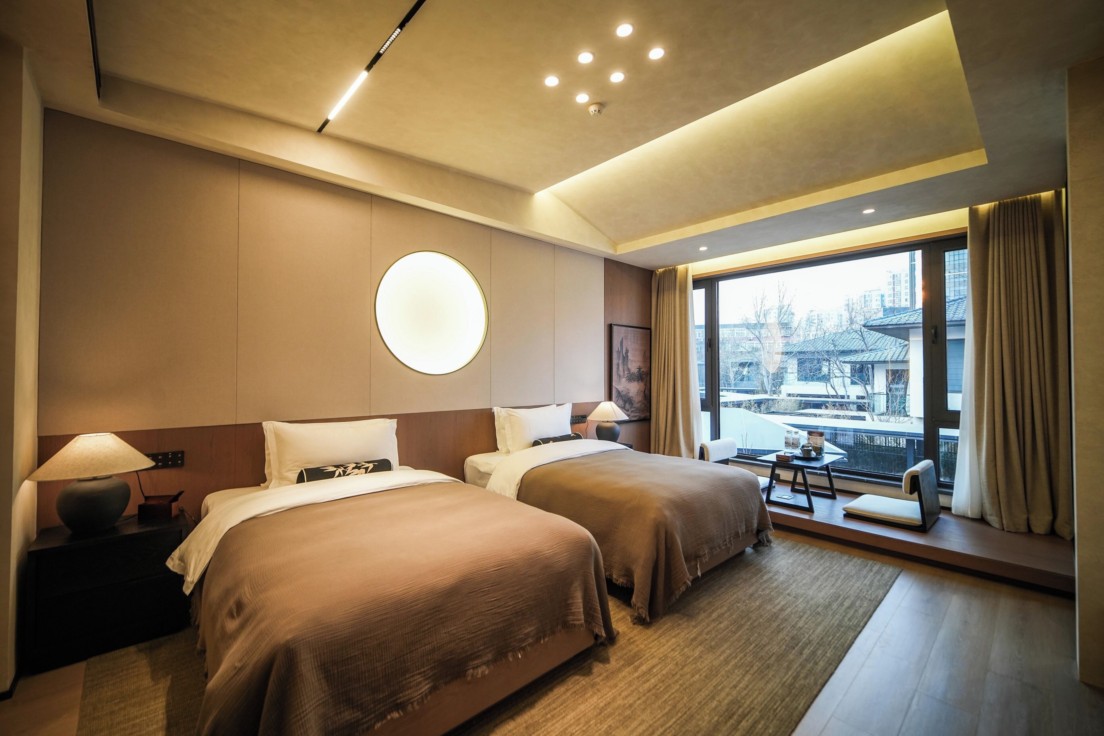 Neljän hengen comfort-huone, useita sänkyjä