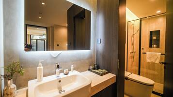 Exclusive Double Room, 1 Queen Bed | Bathroom | Shower, free toiletries, hair dryer, towels