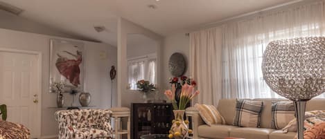 House, 3 Bedrooms, Private Pool, Garden View | Living area